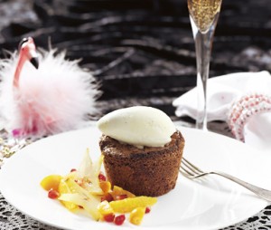 600666-Ljummen_chokladbrownie_med_glass_och_tropis