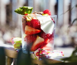 yoghurt-sundaes-713769