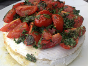 brietårta med tomat och basilika
